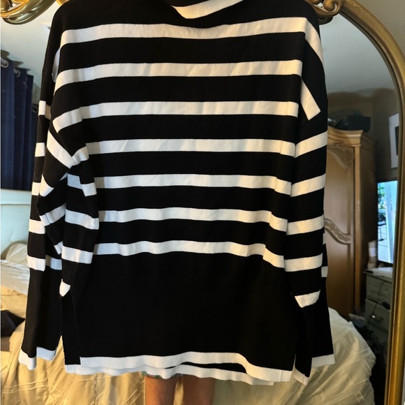 Women’s med turtle neck NWOT - Picture 2 of 4